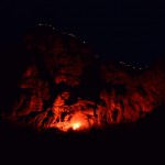 Rote Flüh mit Kammfeuer und Felsbeleuchtung