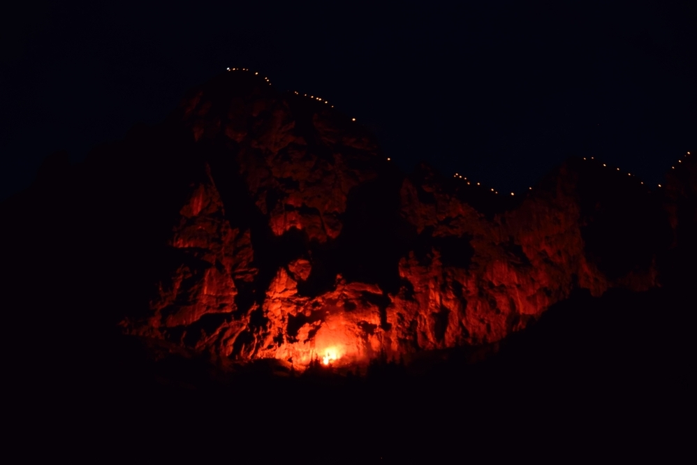 Rote Flüh mit Kammfeuer und Felsbeleuchtung
