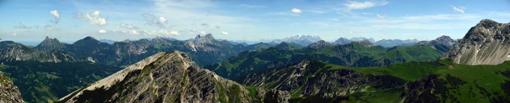 Tannheimer Berge von Einstein über Brentenjoch, Gimpel, Köllenspitze, Hahnenkamm, Krinnenspitze und Gaichtspitze - im Hintergrund Zugspitze