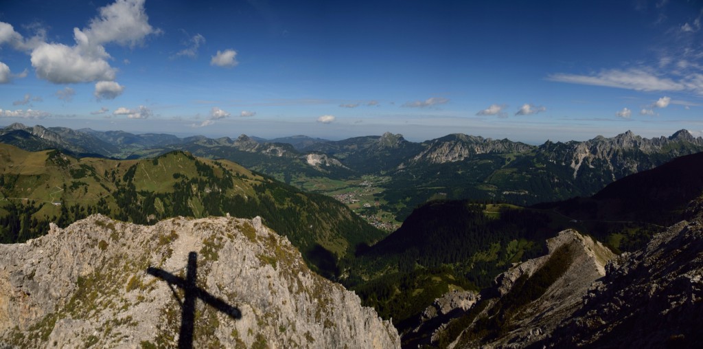 Blick nach Nordosten über Grän mit Einstein und Aggenstein