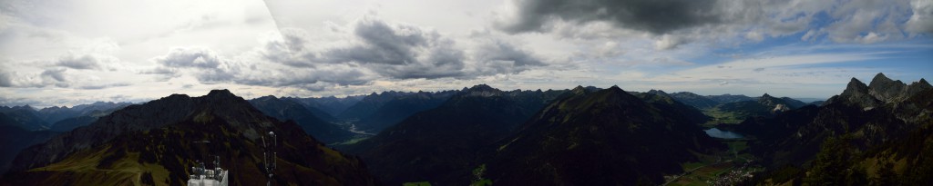 Blick nach Süden und Westen mit Gaichtspitze, Krinnenspitze, Haldensee, Rote Flüh und Gimpel