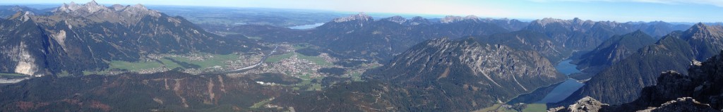 Blick nach Norden mit Reutte und Heiterwanger See